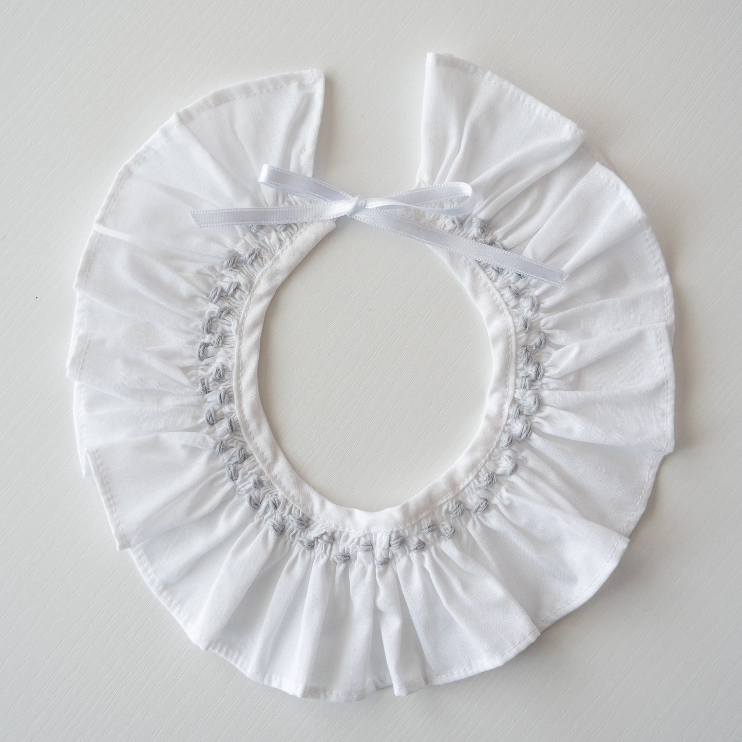 Cuello Bordado Gris Perla